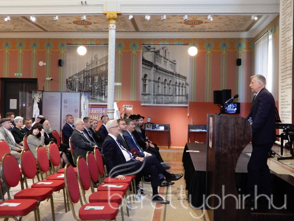 Átadták a felújított zsinagógát 04